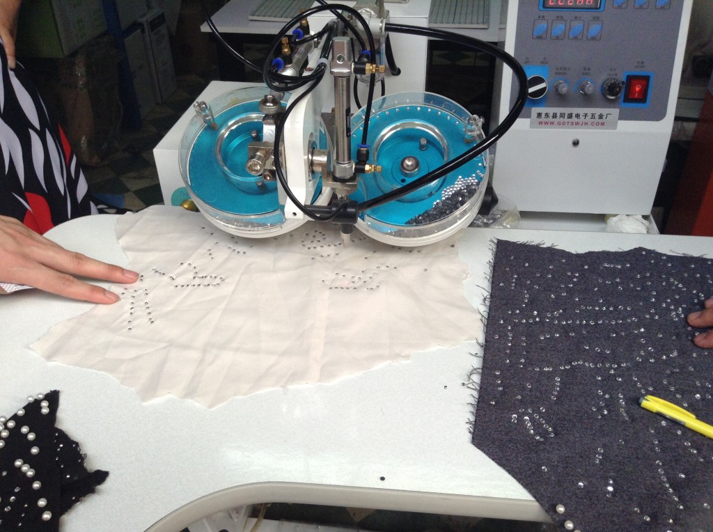 Automatic Pearl Machine in Zhongda Fabric Wholesale Market
