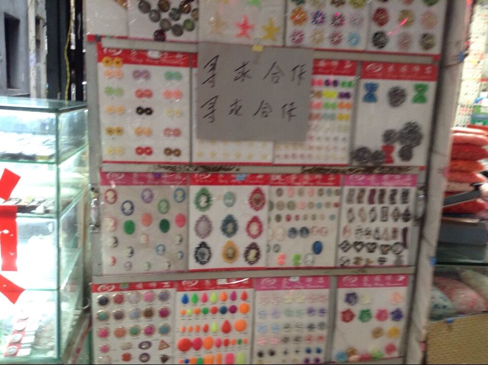 Shops in Guangzhou Yangxiang accessories markets-2