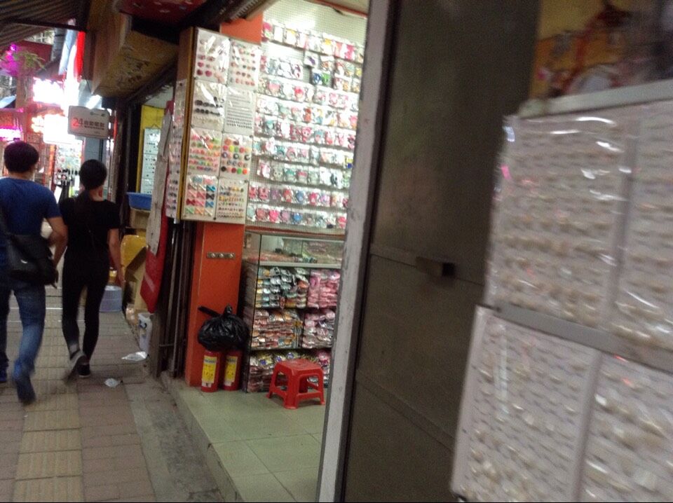 Shops in Guangzhou Yangxiang accessories markets-3