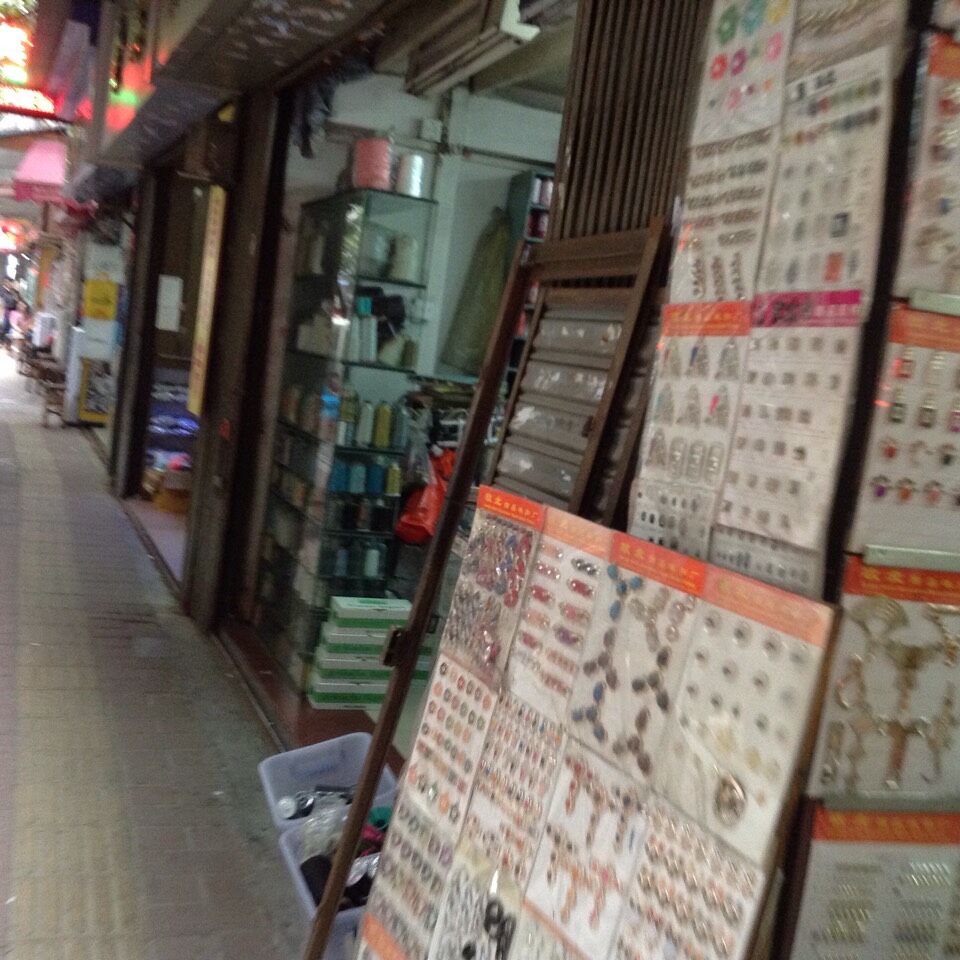 Shops in Guangzhou Yangxiang accessories markets-4