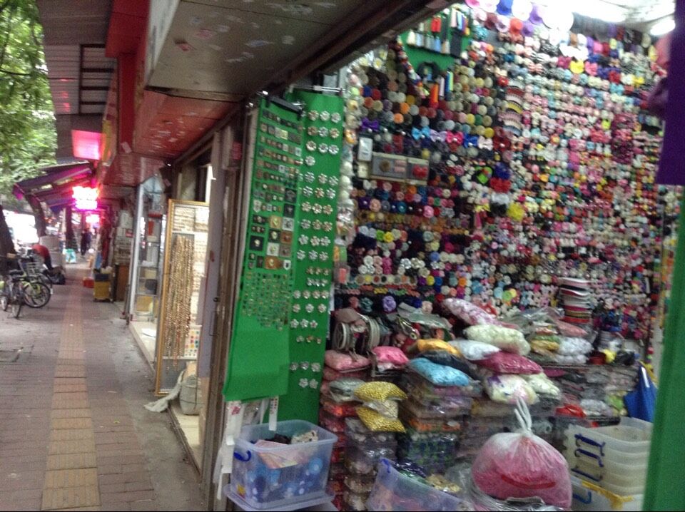 Shops in Guangzhou Yangxiang accessories markets-5