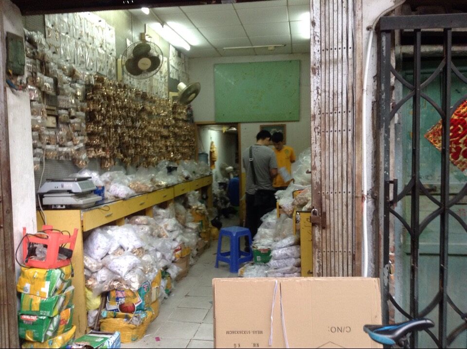 Shops in Guangzhou Yangxiang accessories markets-6