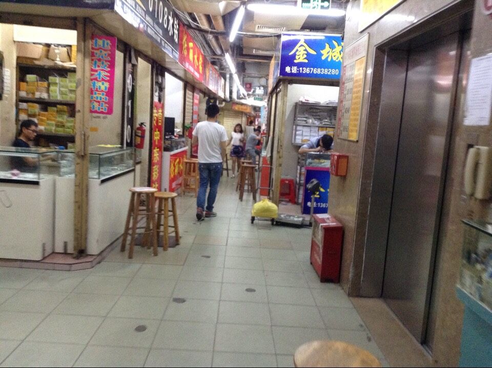 Shops in Guangzhou Yangxiang accessories markets-7
