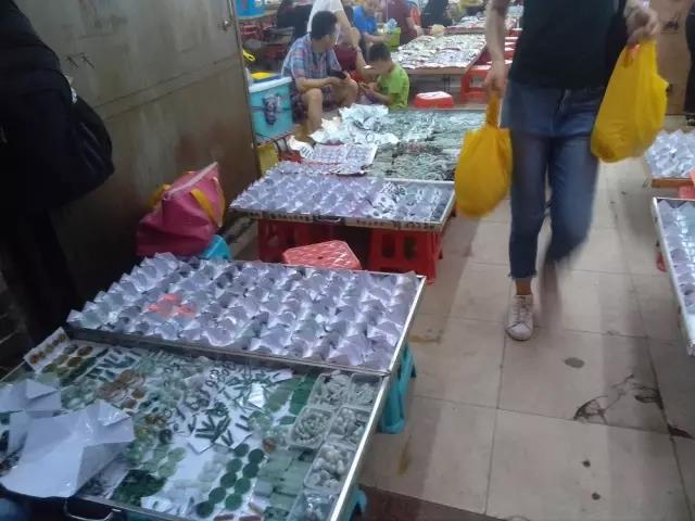 Flea Market for Jades and Other Jewelry in Guangzhou-1