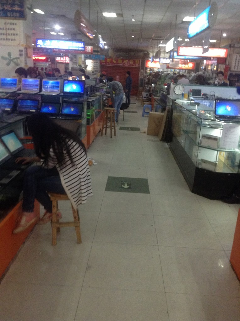 Stores on the 1st Floor of Guangzhou Xiyang Second-hand Computer Market-3