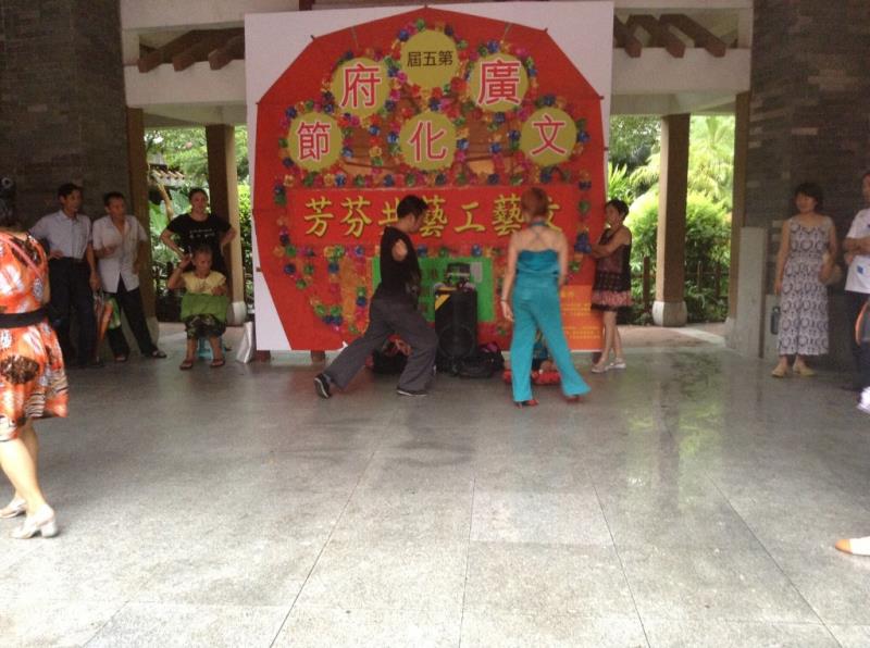 People are practising dancing for mid-autumn performance