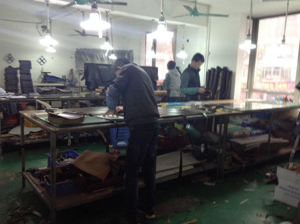 Leather Cutting in Guangzhou Wallet Factory-2