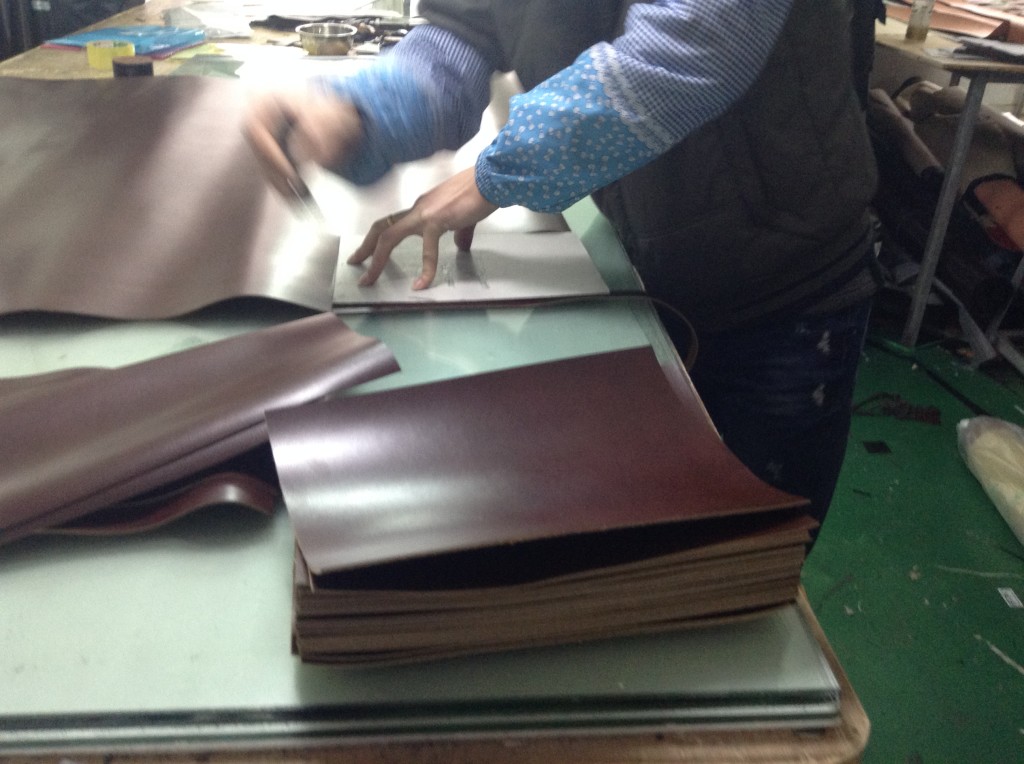 Leather Cutting in Guangzhou Wallet Factory-3