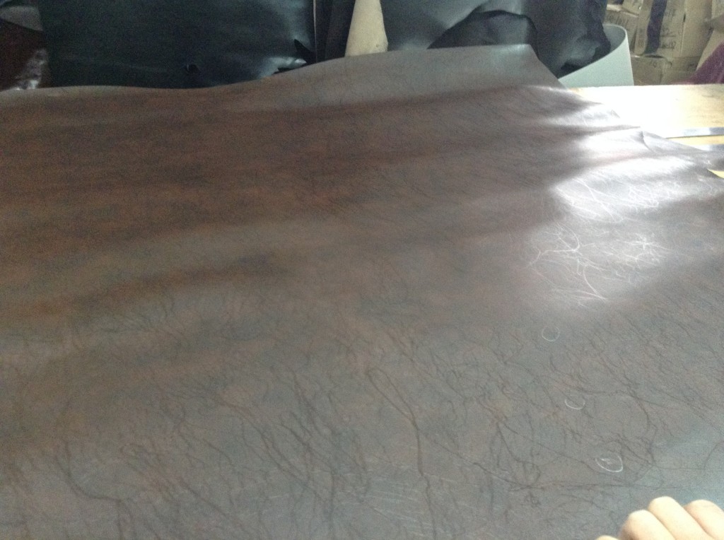 Leather Cutting in Guangzhou Wallet Factory-4