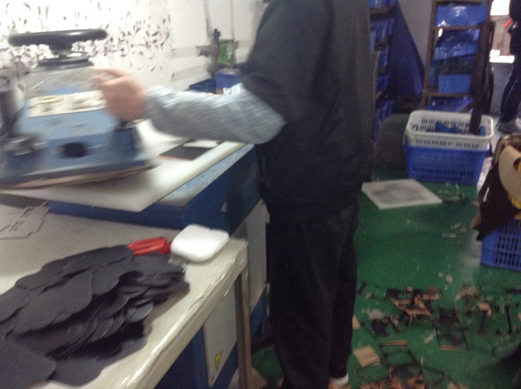 Leather Cutting in Guangzhou Wallet Factory-5