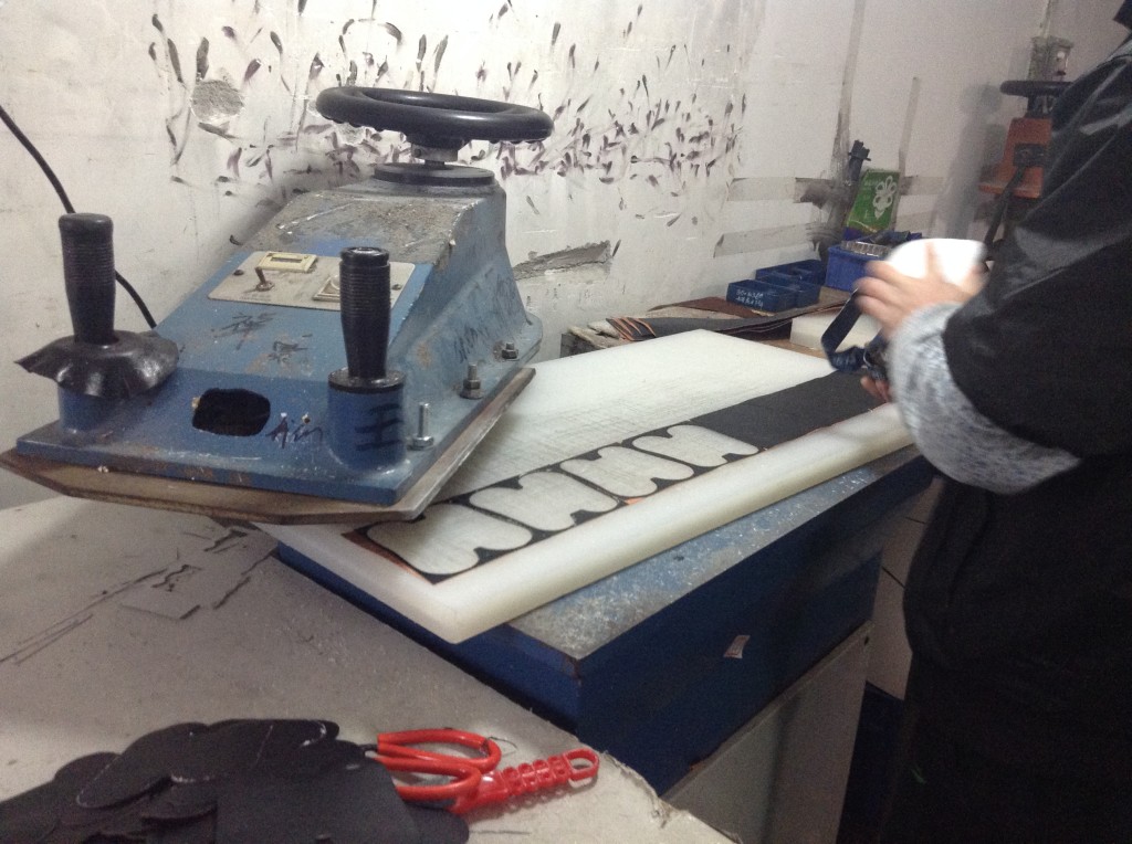 Leather Cutting in Guangzhou Wallet Factory-6
