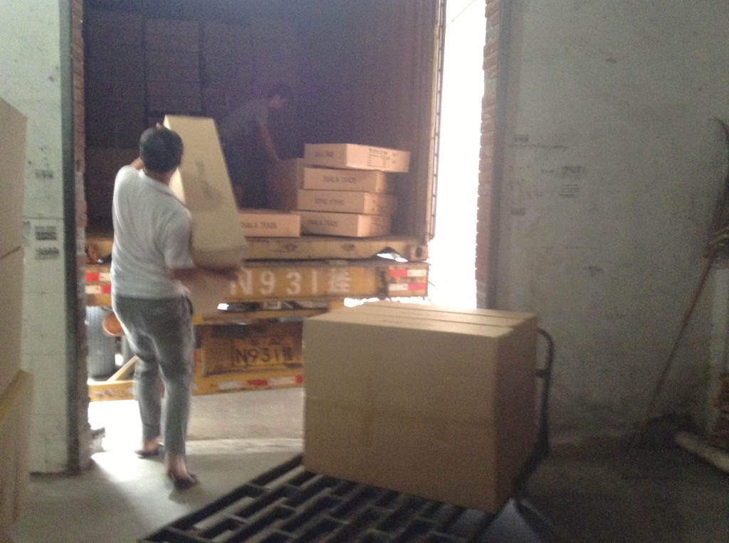 Loading LED container in Guzhen-1