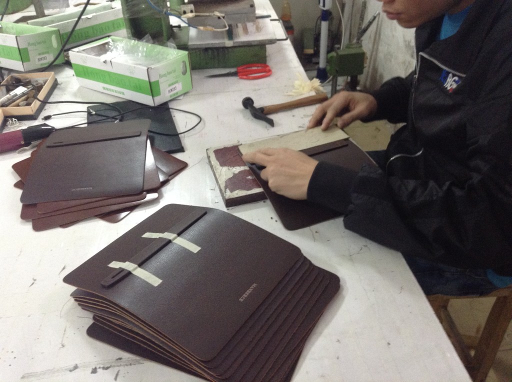 Making holes on the leather with moulds-1