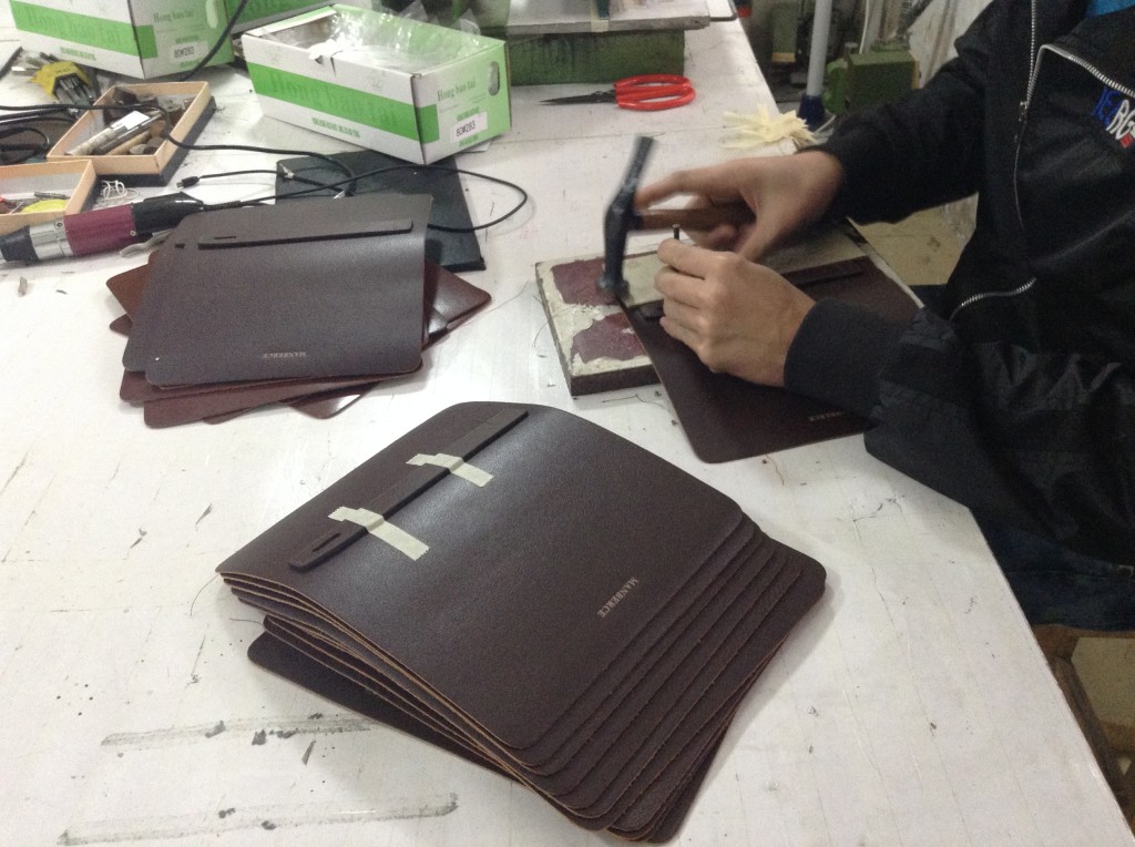 Making holes on the leather with moulds-2