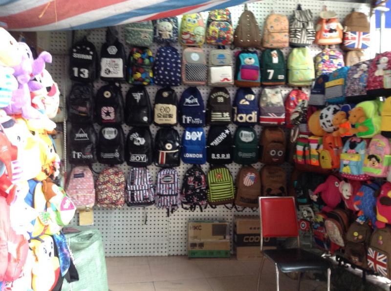 Handbag Shop in Shui Dian Street Bags Wholesale Market in Guangzhou-1