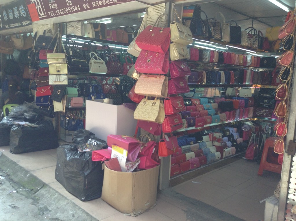 Handbag Shop in Shui Dian Street Bags Wholesale Market in Guangzhou-3