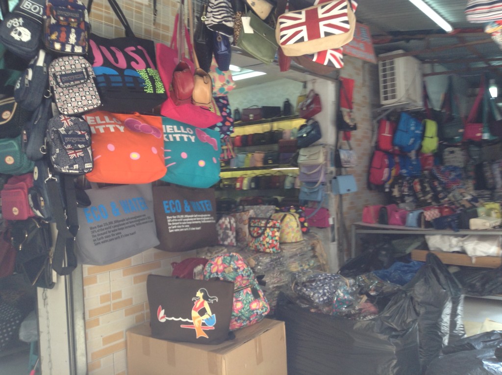 Handbag Shop in Shui Dian Street Bags Wholesale Market in Guangzhou-4