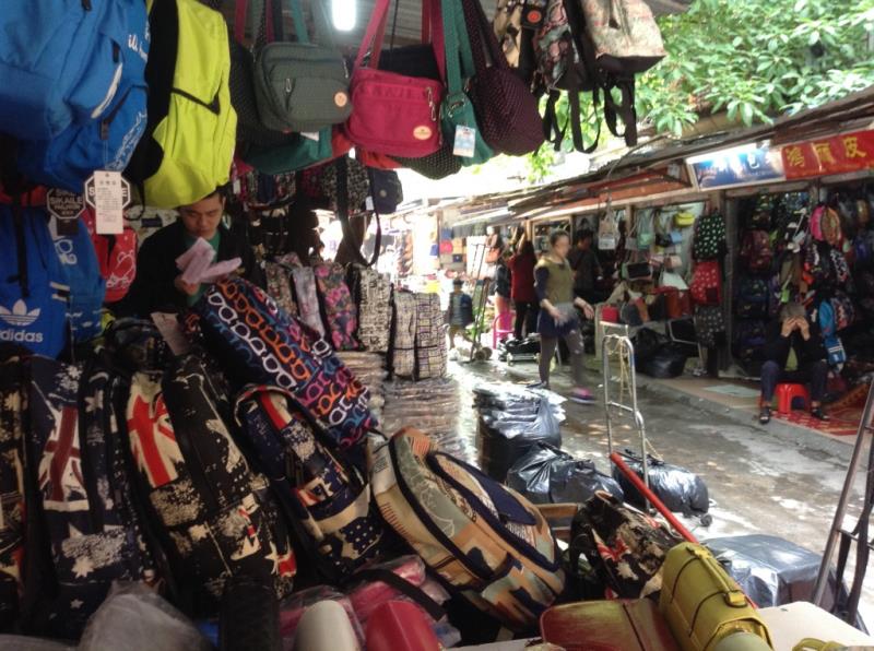 Handbag Shop in Shui Dian Street Bags Wholesale Market in Guangzhou-5