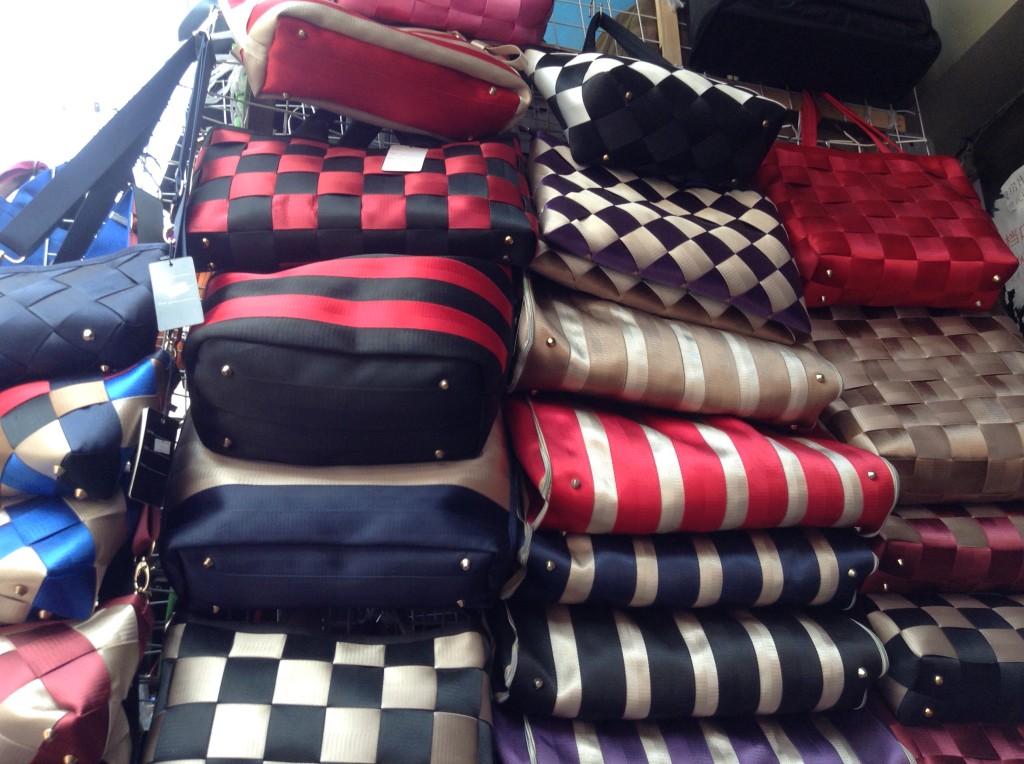 Handbag Shop in Shui Dian Street Bags Wholesale Market in Guangzhou-6
