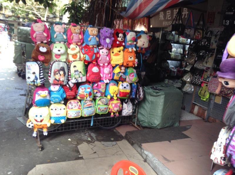Handbag Shop in Shui Dian Street Bags Wholesale Market in Guangzhou-8