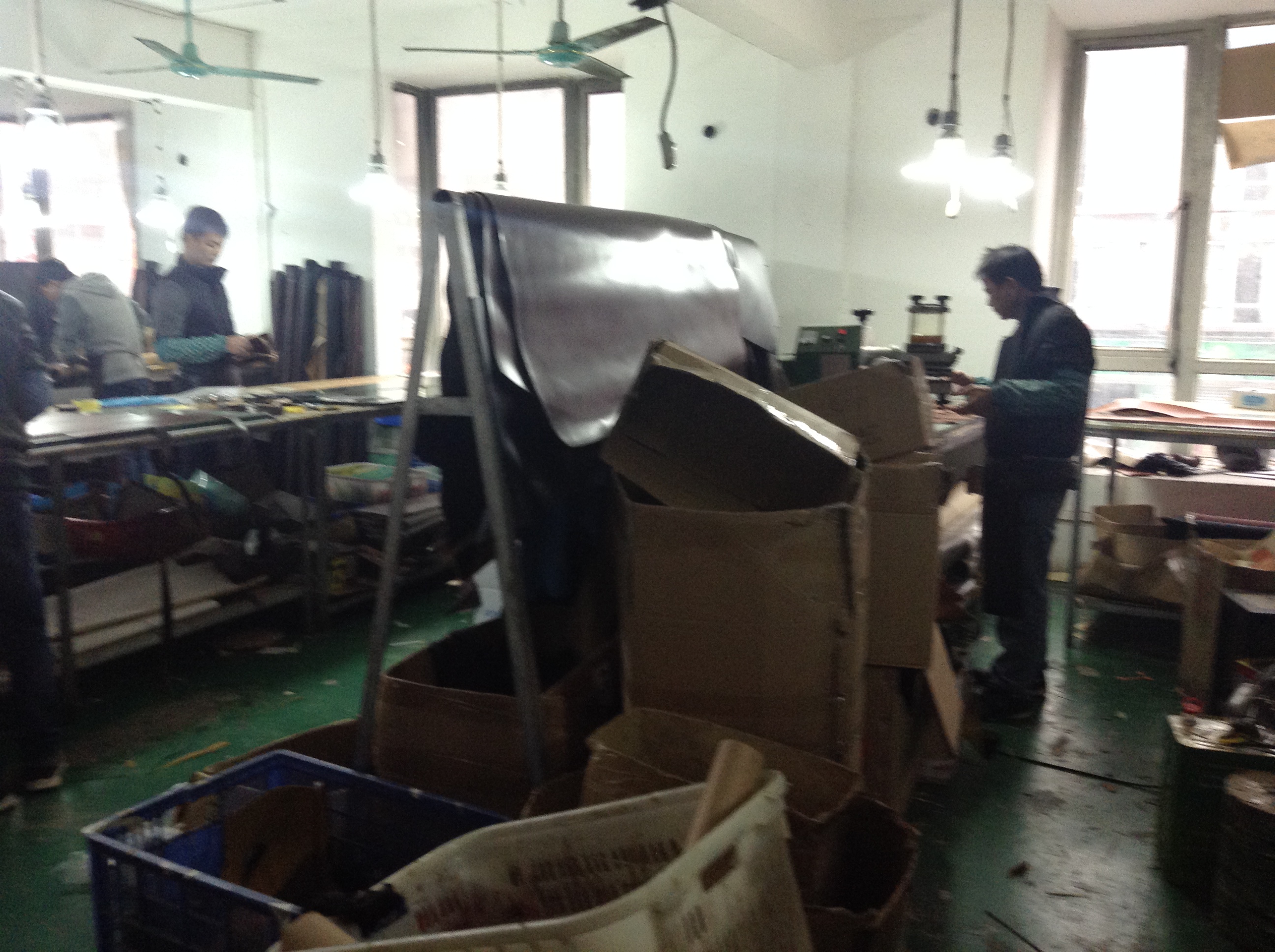 Leather Cutting in Guangzhou Wallet Factory-1