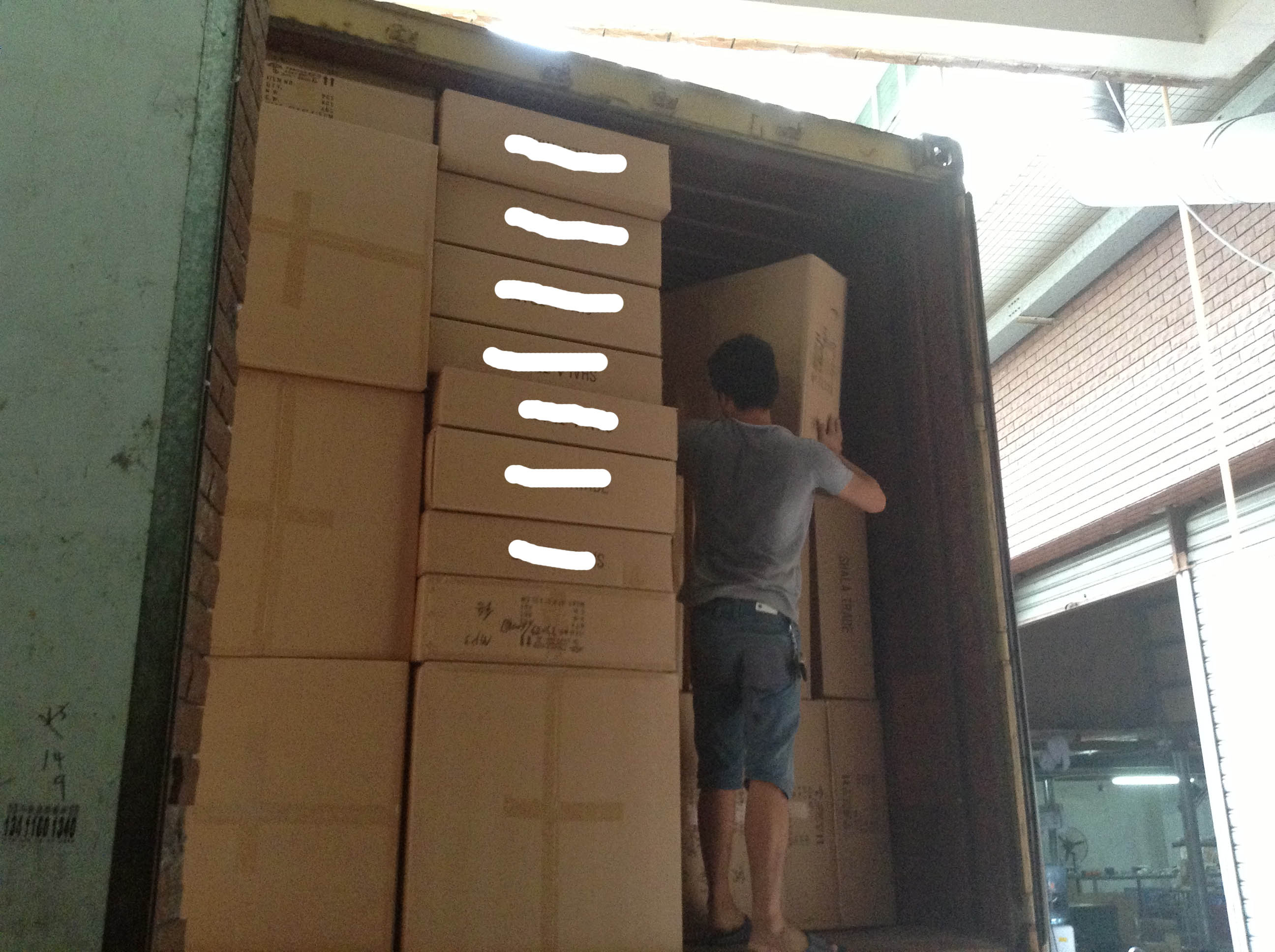 Loading LED container in Guzhen-7