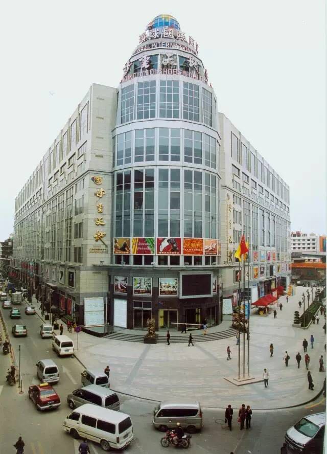 Bu Yun Tian Di shoes market in Guangzhou, China