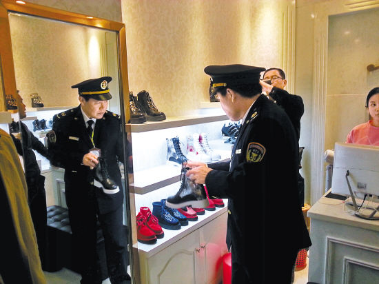 Police cracked down copy shoes in Guangzhou Guoda Shoes Market