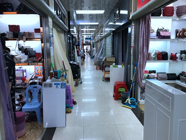 Inside Xiangtian Genuine Leather Handbag Market in Guangzhou, China-2