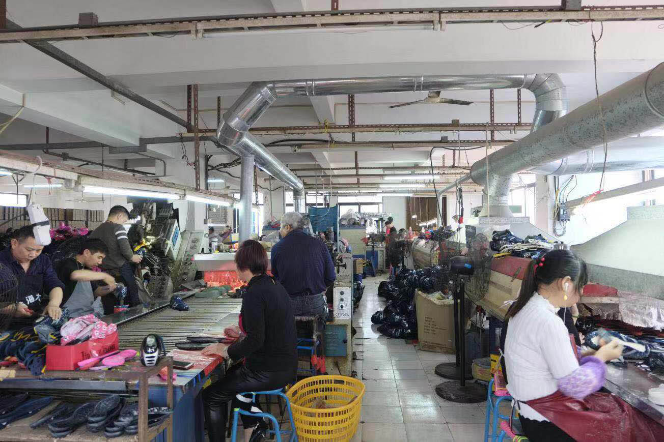Assembly line of running shoes factory in China-2